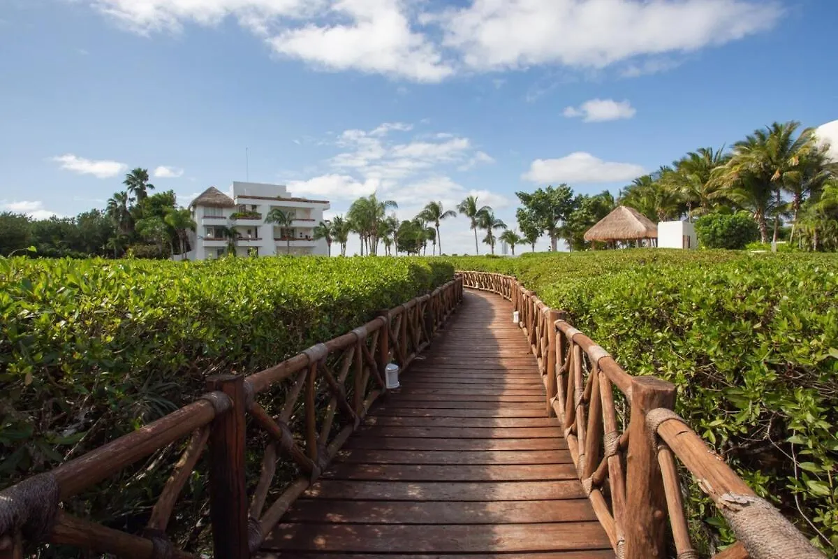 Spacious Beachfront Condo At Reef Cozumel